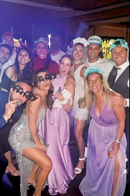 El ex jugador de la Selección Argentina y actual vicepresidente del Inter, Javier Zanetti (a la derecha de la foto) estuvo acompañado por su mujer, Paula de la Fuente, y fueron de los más divertidos de la fiesta.