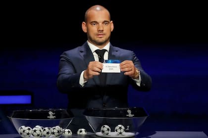 Wesley Sneijder, exfutbolista holandés, sacó bolillas durante el sorteo.