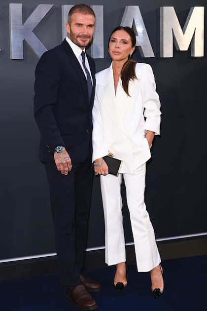 El ex jugador y la diseñadora conquistaron la alfombra roja durante el estreno en Londres de la docuserie "Beckham", de Netflix.