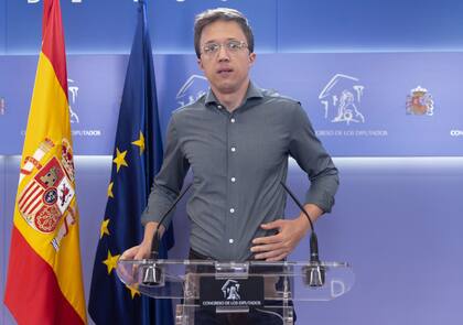 El ex líder de Más País y diputada de Sumar, Iñigo Errejón, durante una rueda de prensa posterior a la Junta de Portavoces, en el Congreso de los Diputados, a 28 de mayo de 2024, en Madrid.