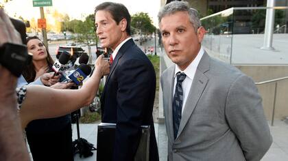 El ex manager de Alanis Morissette (de traje gris) junto a su abogado, tras la sentencia