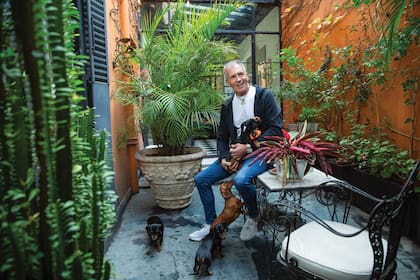 El ex manager y sus perritas Amelie, Olympia, María Jesús y Helena. “Son mis grandes compañeras”, cuenta orgulloso.