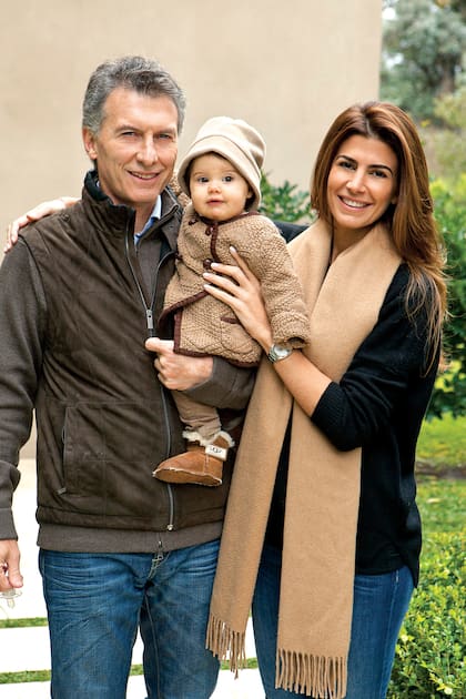El ex mandatario con Juliana y Antonia cuando protagonizaron su primer posado juntos para la tapa de ¡HOLA! Argentina. “Siempre supe que Mauricio iba a ser un excelente padre, porque veía cómo actuaba con sus hijos mayores, pero nunca imaginé que pudiera tener una conexión tan grande con una beba. Antonia lo ama”, expresó entonces Juliana