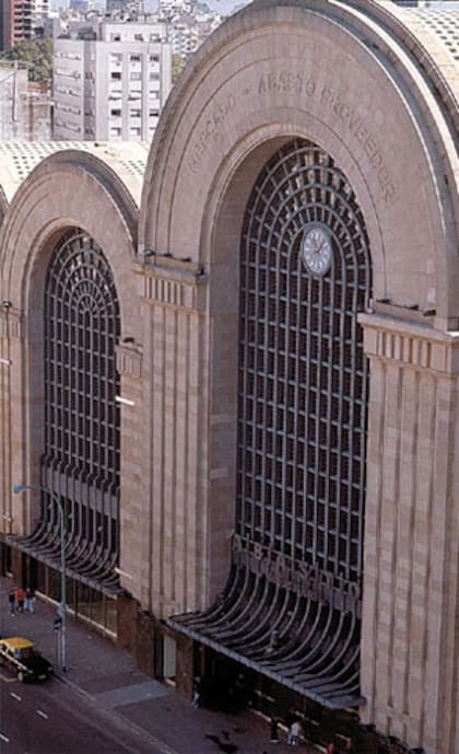 Los arcos de ex Mercado de Abasto, hoy convertido en shopping.