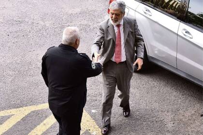 El ex ministro, al llegar ayer a los tribunales