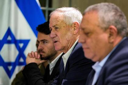 El ex ministro de Defensa israelí Benny Gantz en el centro de la imagen