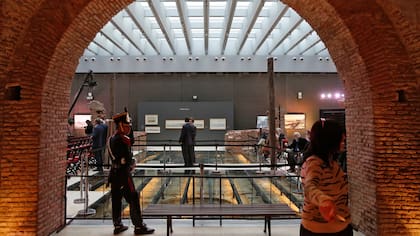 El ex Museo del Bicentenario, ahora vuelve a llamarse Casa Rosada, como durante el gobierno de Cambiemos; atesora 13.000 piezas, entre las que se destacan documentos, textiles, mobiliario, obras de arte nacional e internacional, medallística y artes decorativas