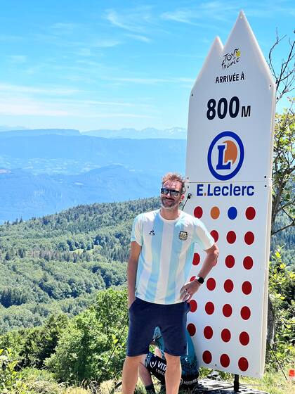 El ex nadador olímpico, con la camiseta de Argentina, fascinado con la posibilidad de presenciar el Tour de France.  