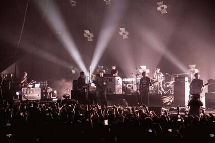 El ex-Oasis vino con su muy buen primer disco solista, pero la salud no lo acompañó en el DirecTV Arena, en el primer sideshow del festival