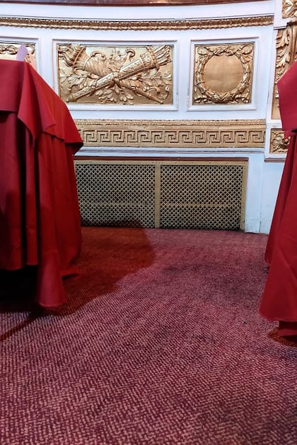 Se preserva el "palco para viudas", enrejado y a ras del suelo