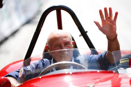 El ex piloto de Fórmula 1 inglés Stirling Moss saluda a los espectadores mientras se sienta en su Ferrari 750 Monza de 1955 durante el mitin clásico de Ennstal cerca del pueblo austríaco de Groebming en esta foto de archivo del 20 de julio de 2013.