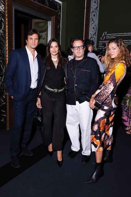 El ex polista y empresario argentino Eduardo Novillo Astrada con su mujer, la empresaria y ex modelo puertorriqueña Astrid Muñoz (la dueña de Curatoria fue, en los noventa, musa de Testino), el diseñador francés Alex de Betak y la influencer argentina Sofía “Chufi” Sánchez de Betak.