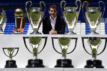 El ex arquero del Real Madrid, Iker Casillas, posa con los trofeos que ganó con el Real Madrid después de una conferencia de prensa en el estadio Santiago Bernabeu de Madrid. - El arquero español ganador de la Copa del Mundo, Iker Casillas, anunció su retiro el 4 de agosto de 2020.