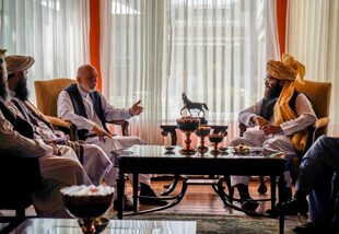 El ex presidente afgano Hamid Karzai (izquierda) se reunió con el líder del grupo Haqqani, Anas Haqqani (derecha) en Kabul (Taliban via AP)