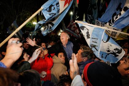 Kirchner, agradece a militantes peronistas que hicieron una marcha a favor de su esposa y actual presidente, Cristina Fernandez, en la Plaza de Mayo el 14 de junio de 2008