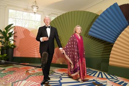 El ex presidente Bill Clinton y la ex secretaria de estado Hillary Clinton llegan a una cena de estado en la Casa Blanca en honor al primer ministro japonés Fumio Kishida el miércoles 10 de abril de 2024.