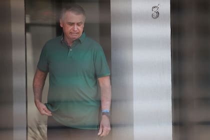 El ex presidente brasileño Jair Bolsonaro a la entrada de su casa en Brasilia el 11 de septiembre del 2025. (AP foto/Luis Nova)