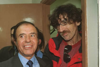 En 1999, el expresidente Carlos Menem recibió a Charly García en la Quinta de Olivos con un brazalete de Say No More