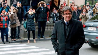 Tras quedar en libertad vigilada, Puigdemont habló por Twitter y acusó a España de antidemocrática