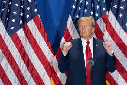 El ex presidente de Estados Unidos y aspirante a la presidencia de 2024, Donald Trump, hace gestos durante un mitin "Get Out the Vote" en el Greater Richmond Convention Center en Richmond, Virginia, el 2 de marzo de 2024