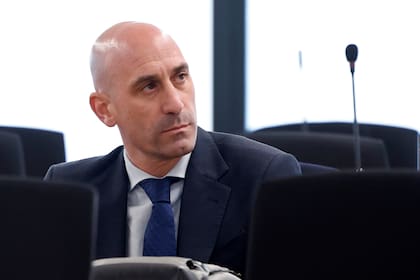 El ex presidente de la federación española de fútbol, Luis Rubiales, en el tribunal en Madrid, el 3 de febrero de 2025. (Chema Moya, Pool Foto vía AP)