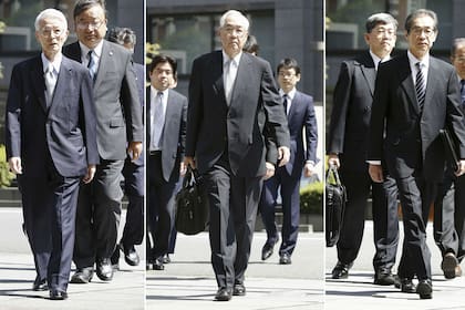 El ex presidente de Tokyo Electric Power Co. (Tepco), Tsunehisa Katsumata, los vicepresidentes Sakae Muto e Ichiro Takekuro cuando llegaron al Tribunal de Distrito de Tokio