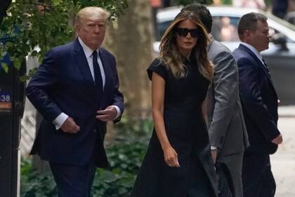 El ex presidente Donald Trump, a la izquierda, llega con Melania Trump al funeral de Ivana Trump, el miércoles 20 de julio de 2022, en Nueva York.  