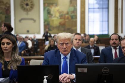 El ex presidente Donald Trump asiste a su juicio civil por fraude empresarial en el Tribunal Supremo de Nueva York, el martes 24 de octubre de 2023, en Nueva York. 