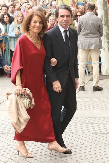 El ex presidente español José María Aznar y Ana Botella, con túnica escote V.
