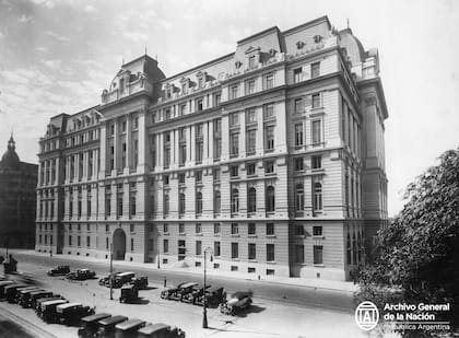 El ex presidente Juan Domingo Perón tuvo sus oficinas en el cuarto piso del Palacio de Correos. También la primera dama tenía oficinas en ese piso, donde funcionaba la Fundación Eva Perón. 