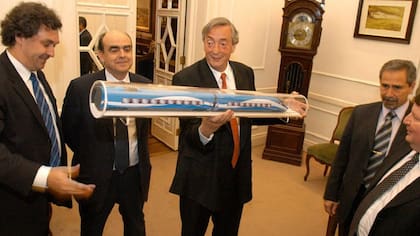 El entonces presidente Néstor Kirchner con la maqueta del tren bala; a su izquierda, el secretario de Transporte, Ricardo Jaime, y el director de Alstom, Thibault Desterac