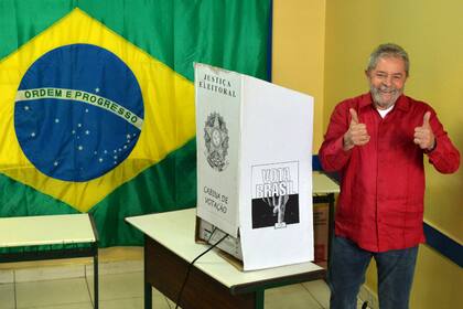 El ex presidente Luiz Inacio Lula da Silva se muestra optimista durante su votación al sur de San Pablo