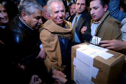 El ex presidente Menem vota en la escuela Joaquín V. González de La Rioja, durante las elecciones de 2007; en su provincia, el peronismo ha gobernado durante 36 años consecutivos, desde 1983 hasta hoy; Menem, como Néstor Kirchner, se proyectó desde el interior del país hasta la presidencia de la nac