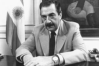 Alfonsín, asediado por la hiperinflación y los militares