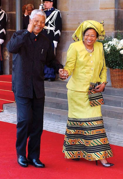 El ex presidente sudafricano Nelson Mandela junto a su segunda mujer, Graca Machel, entre los invitados a la boda real.