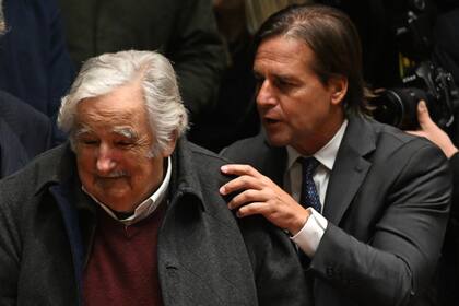 El ex presidente uruguayo José Mujica (2010-2015) y el actual presidente Luis Lacalle Pou asisten a una sesión parlamentaria en conmemoración del 50 aniversario del inicio de la dictadura uruguaya (1973-1985) en el Palacio Legislativo de Montevideo, el 26 de junio de 2023.