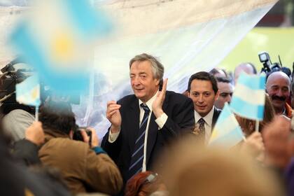 Como candidato a diputado nacional por el Frente para la victoria, Néstor Kirchner, visita el partido de Esteban Echeverría junto al intendente Fernando Gray
