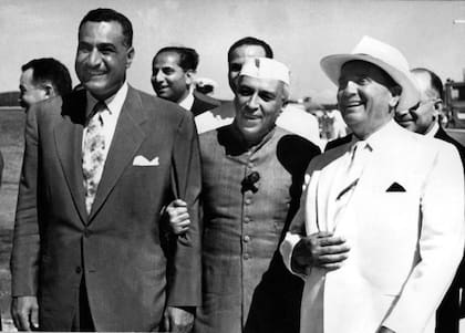 El ex primer ministro de India Jawaharlal Nehru (centro) fue uno de los impulsores del Movimiento de los Países No Alineados en 1956