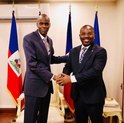 El ex primer ministro interino de Haití Claude Joseph (derecha) saluda al entonces presidente Jovenel Moise, quien fue asesinado 
