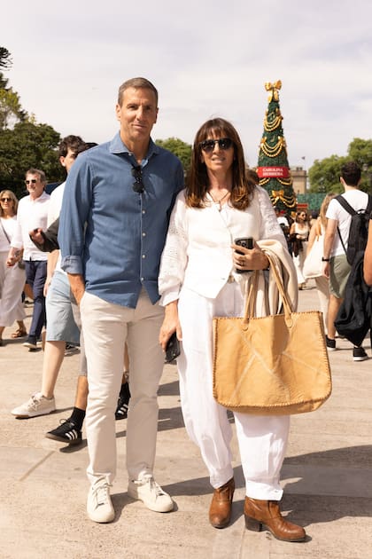 El ex Puma Gonzalo Quesada junto a María Bensadón