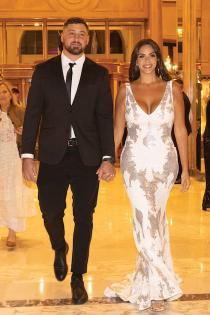 El ex puma Javier Ortega Desio y su mujer, Belu Lucius. Los dos fueron celebrity waiters