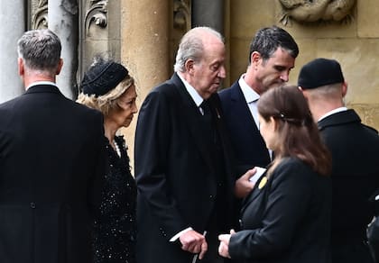 El ex rey Juan Carlos y la ex reina Sofía llegan a la Abadía de Westminster en Londres el 19 de septiembre de 2022, para el funeral de Estado de la reina Isabel II de Gran Bretaña