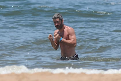 El ex rugbier -que ya lleva siete años casado con la actriz, más siete de novios- se da un chapuzón.