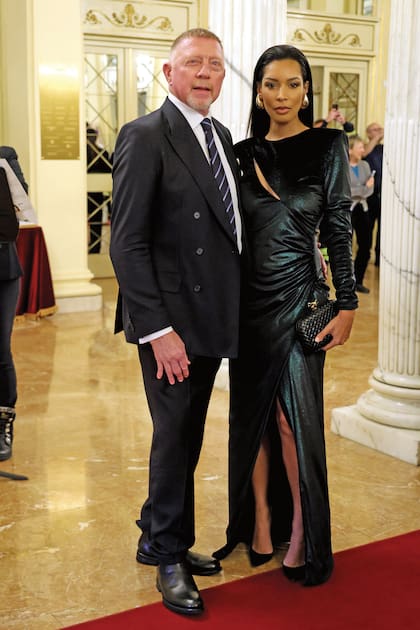 El ex tenista alemán Boris
Becker y su mujer, Lilian de
Carvalho Monteiro, desfilaron la
alfombra roja de la gala previa
a la ceremonia de apertura
celebrada en La Scala de
Milán. El objetivo del evento
era destacar la unión entre la
cultura, el deporte y la moda