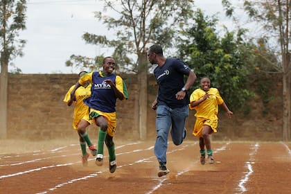 El ex velocista y campeón olímpico Michael Johnson en plena acción solidaria; la fundación Laureus promueve los valores y la educación mediante el deporte.