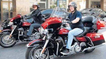 El ex vice presidente Amado Boudou a bordo de una Harley Davidson por Brasilia en octubre del 2013