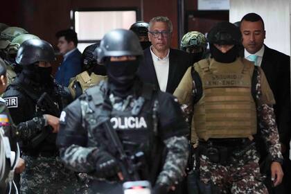 El ex vicepresidente de Ecuador Jorge Glas es escoltado a una sala del tribunal para su sentencia luego de ser declarado culpable de malversación de fondos en Quito, Ecuador, el 30 de junio de 2025