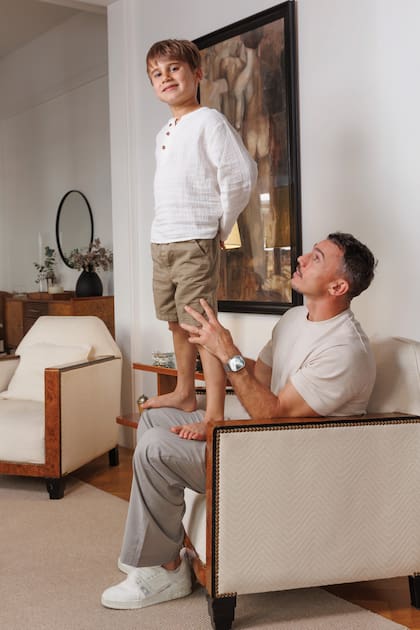 El ex wing de los
Pumas juega con su hijo mayor.
“Le encanta el fútbol y el rugby. Ahora
armé un grupo de WhatsApp con
todos los chicos del colegio que juegan
al fútbol con Basti para organizar
partidos y yo soy el árbitro. Los ayudo
y les enseño a jugar un poco. Están
recopados”, cuenta entusiasmado