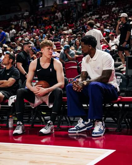 El exagente habría robado cerca de 400 piezas de colección del equipo que iban a ser destinadas para formar un museo (FB/Miami Heat/O.G. y The Rook)