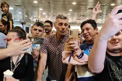 El exarquero de la Selección Nacional y subcampeón del mundo en 1990, Sergio Goycochea, fue uno de los más aplaudidos al salir del aeropuerto